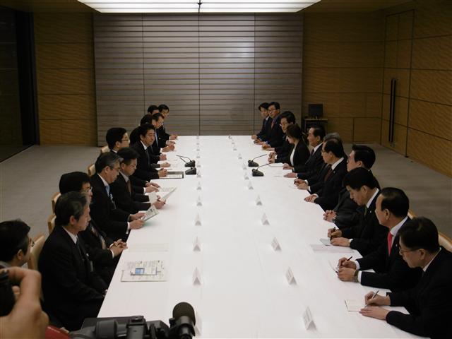 15일 일본 도쿄 총리관저에서 아베 신조(왼쪽 마이크 앞) 총리와 서청원(오른쪽 마이크 앞) 한일의원연맹 회장이 한·일 관계 개선 방안에 대해 논의하고 있다.  도쿄 주일대사관 제공