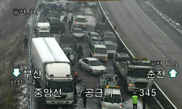 고속도로 사고 현장 모습.  한국도로공사 CCTV 화면캡처