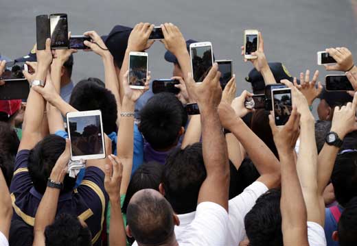 필리핀을 방문중인 프란치스코 교황을 촬영하기 위해 손에 든 것은 온통 스마트폰 AP/뉴시스
