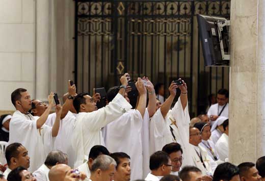 성직자들도 프란치스코 교황을 찍기위해.AP/뉴시스