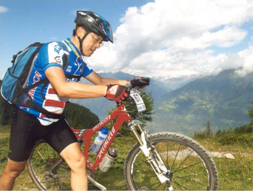 구자열 LS그룹 회장이 2002년 여름 휴가를 이용해 스위스 알프스 산맥을 자전거로 달리는 ‘트랜스 알프스’ 대회에 참가해 자전거를 몰고 있다.