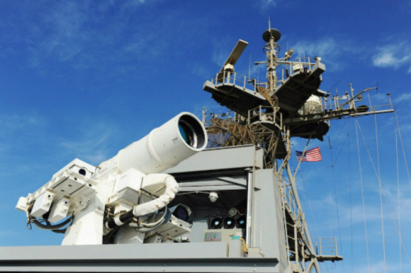 미 해군이 지난해 12월 최초로 실전에 배치한 30㎾급 레이저 무기. 폭 3m 크기의 무인 표적기를 수초 만에 요격할 수 있다. 서울신문 포토라이브러리
