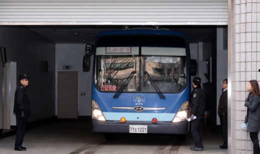 비행기 회항사건으로 구속 기소된 조현아 전 대한항공 부사장의 첫 공판일인 19일, 서울 마포구 서울 서부지방법원에서 호송차량이 법정으로 들어가고 있다. 2015,01.19<br>이종원 선임기자 jongwon@seoul.co.kr