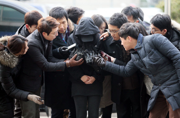 인천지역 어린이집에서 아동학대 사건이 잇따라 발생한 가운데 21일 오전 부평 모 어린이집에서 아동학대를 저지른 혐의를 받는 보육교사 김모(25·여)씨가 인천시 부평구 삼산경찰서로 소환되고 있다.  연합뉴스