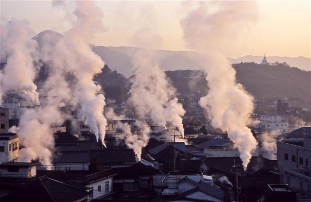 벳푸만이 내려다보이는 유케무리 전망대에서 바라보면 도시 곳곳에서 수증기가 피어 오르는 모습이 신비로운 정취를 자아낸다. 증기가 피어 오르는 장면은 벳푸 온천의 대표적인 이미지이기도 하다.