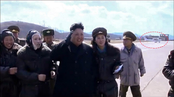 북한 김정은 뒤에 미국산 비행기?