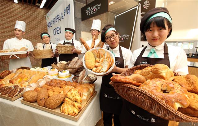 SPC그룹의 사회공헌활동인 ‘행복한 베이커리&카페’ 직원들이 유기농 원료 등으로 만든 빵을 선보이고 있다.  SPC그룹 제공