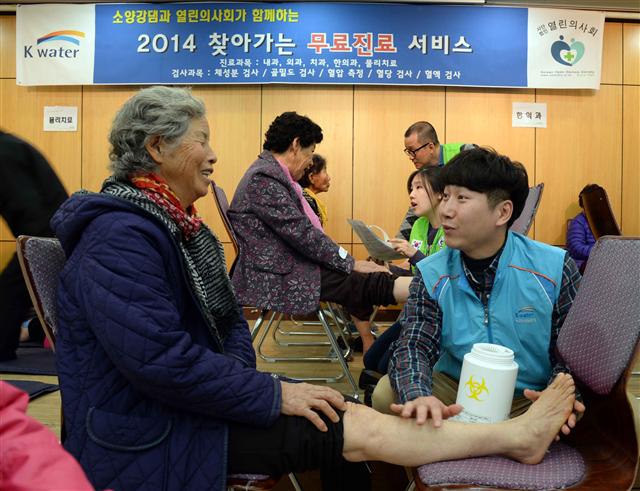 한국수자원공사가 지난해 11월 열린의사회와 함께 강원 춘천시 소양강댐 주변 지역 노인들을 위해 무료 진료를 하고 있다.  한국수자원공사 제공