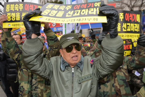 서초역 앞에선 보수 단체 회원들이 “이석기에게 중형을 선고하라”는 구호를 외치고 있다. 박지환 기자 popocar@seoul.co.kr 