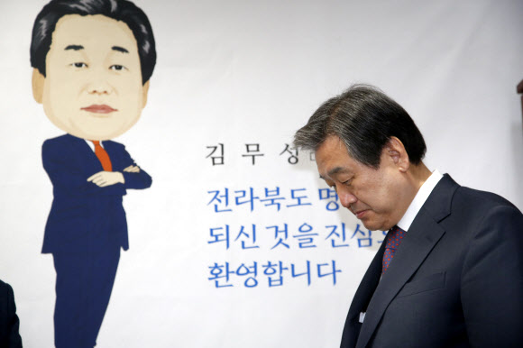 김무성 새누리당 대표가 22일 전북 한국폴리텍대학에서 열린 명예 전북도민증 전달식에 참석해 단상 위로 올라오고 있다.  전주 연합뉴스