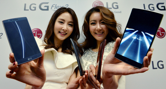 22일 서울 영등포구 여의도동 LG트윈타워에서 모델들이 LG전자의 곡면(커브드) 스마트폰 G플렉스2를 소개하고 있다. G플렉스2는 64비트를 구현하는 퀄컴의 최신 모바일 애플리케이션 프로세서(AP)를 탑재했다. 