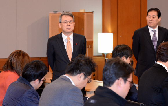 윤두현(왼쪽) 청와대 홍보수석이 23일 오전 정부 인사 및 조직 개편안을 발표한 뒤 기자들의 질문에 답변하고 있다. 청와대사진기자단