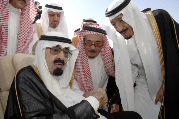23일 사우디아라비아의 여섯 번째 국왕인 압둘라 빈 압둘아지즈 알사우드 국왕이 타계하면서 유가하락과 극단주의 이슬람세력의 준동에 영향받아 온 서방과 중동의 주변국들이 촉각을 곤두세우고 있다. 사진은 2010년 11월 압둘라(앞줄 왼쪽) 국왕이 미국으로 출국하기 전 살만(앞줄 오른쪽) 왕세제와 대화하는 모습.  리야드 AP 연합뉴스