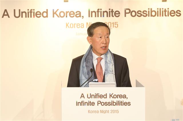 허창수 전국경제인연합회 회장이 22일(현지시간) 스위스 다보스 모로사니 슈바이처호프 호텔에서 열린 ‘2015 한국의 밤’에서 개회사를 하고 있다.  전국경제인연합회 제공