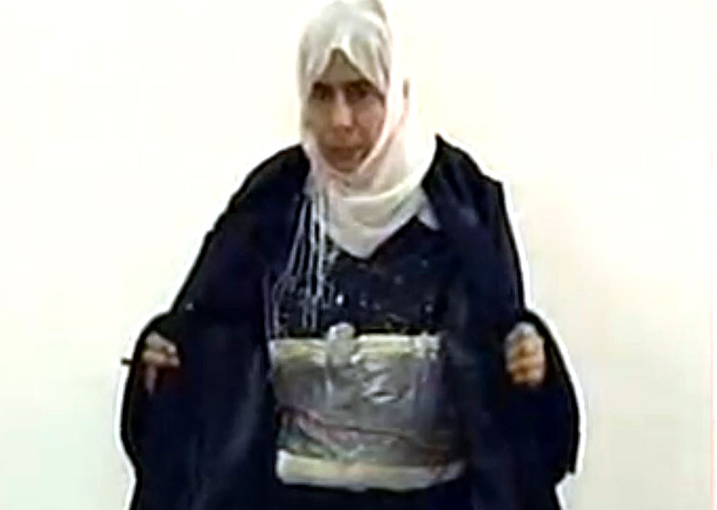 IS가 일본인 인질을 풀어주는 대가로 석방을 요구한 사지다 알-리샤위. 2005년 11월 요르단 암만 폭탄 테러를 시도하다 미수에 그치고 체포됐을 당시의 사진. 폭탄 띠를 온몸에 두른 상태다. <TV 보도 화면 캡처>