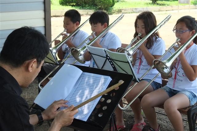 초등학생들이 학교가 운영하는 오케스트라에 들어가 공연 연습을 하고 있다. 학교는 오케스트라를 통해 폐교 위기를 극복했다. 대구 유가초등학교 제공