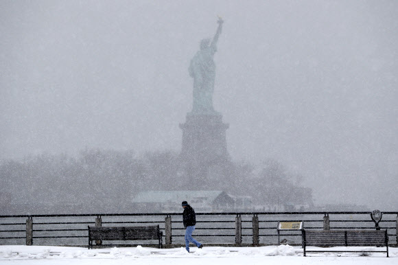 눈폭풍 덮친 美 동북부… 뉴욕 등 5개州 비상경계령