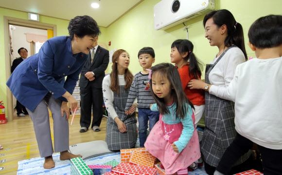 박근혜 대통령이 29일 오전 인천시 남동구 푸른숲 어린이집을 방문, 수업을 참관하고 있다.  연합뉴스