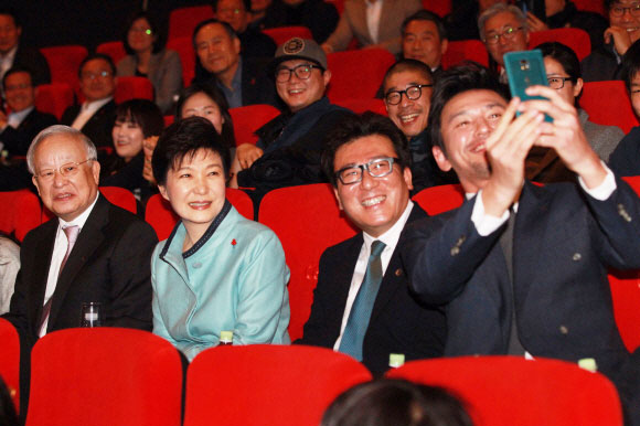 박근혜 대통령이 28일 오후 서울 용산구 한 극장에서 ‘문화가 있는 날’ 행사의 일환으로 영화 <국제시장>을 관람에 앞서 기념촬영을 하고 있다.  안주영 기자 jya@seoul.co.kr