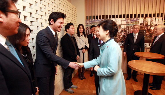 박근혜 대통령이 28일 오후 서울 용산구 한 극장에서 ‘문화가 있는 날’ 행사의 일환으로 영화 <국제시장>을 관람하기에 앞서 영화 관계자들과 대화에 참석하며 인사를 나누고 있다.  안주영 기자 jya@seoul.co.kr