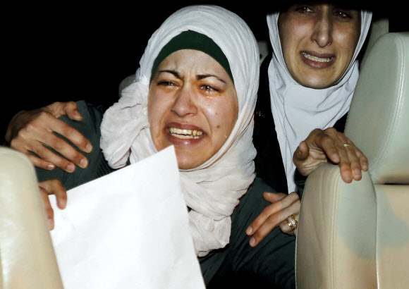 IS에 억류돼 살해 위협을 받고 있는 요르단 조종사 마즈 알카사스베 중위의 부인이 28일 요르단 암만의 왕궁 앞에서 남편을 살려 달라며 울부짖고 있다.  AP 연합뉴스