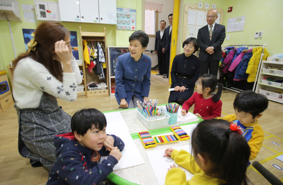 박근혜 대통령이 29일 인천 남동구에 있는 한 국공립 어린이집을 방문해 그림 놀이를 참관하던 중 교사와 이야기를 나누고 있다. 안주영 기자 jya@seoul.co.kr