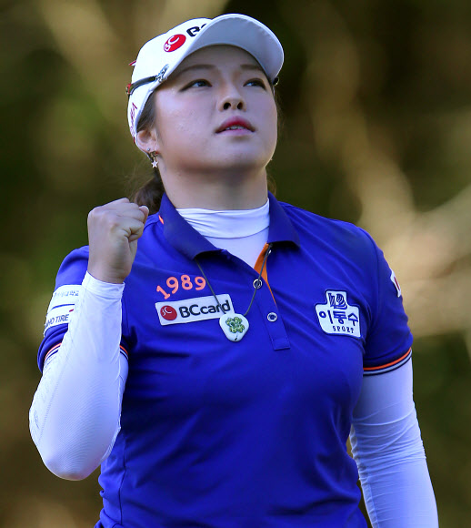 장하나가 30일 미국 플로리다주 골든오캘러 골프장에서 열린 미국여자프로골프(LPGA) 2015시즌 개막전인 코츠골프 챔피언십 2라운드 첫 홀에서 퍼팅에 성공한 뒤 주먹을 쥐어 보이고 있다. 오캘러 AP 특약