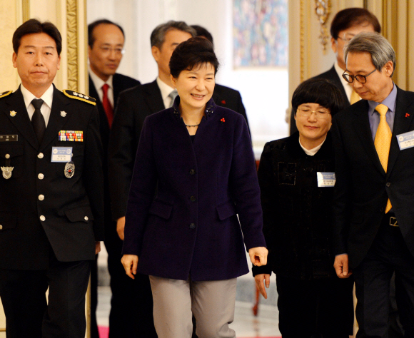 박근혜 대통령이 30일 대한민국 공무원상 및 국가시책 유공자 포상을 수여하기 위해 수상자들과 함께 청와대 영빈관으로 입장하고 있다.  청와대사진기자단