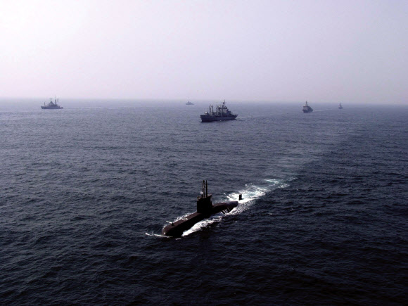 항진하는 209급 잠수함