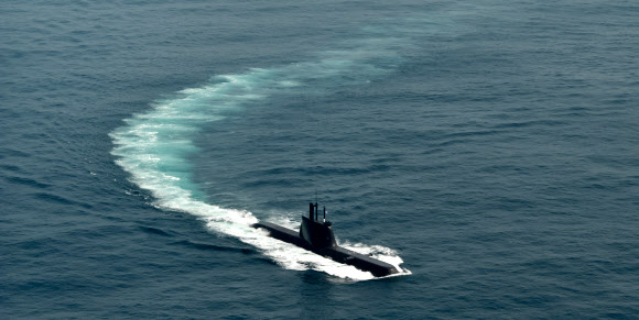항진하는 214급 잠수함