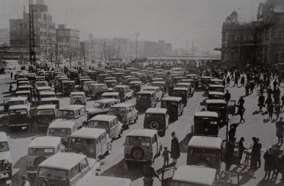 최초의 국산자동차 시발택시가 서울역 앞에 행렬을 이뤄 손님을 기다리던 1965년 사진. 이호철이 ‘서울은 만원이다’에서 묘사했듯 이 시절 고향을 등진 사람들은 미친 듯이 서울로 몰려들었다. 서울시 제공