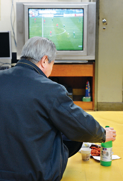 한 노인이 집에서 막걸리를 마시면서 TV를 시청하고 있다. 도준석 기자 pado@seoul.co.kr