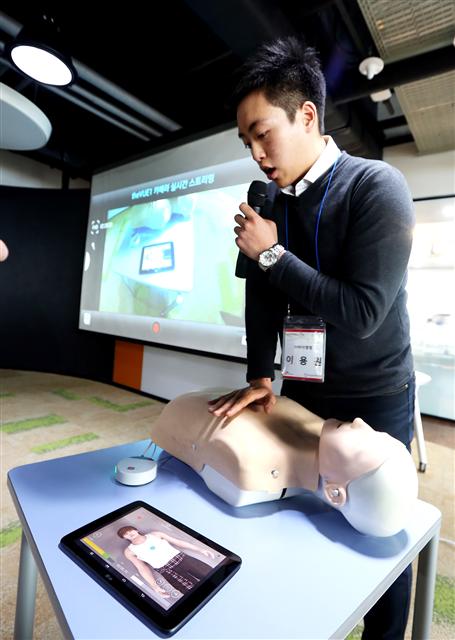 아이엠랩 직원이 지난 30일 대전창조경제혁신센터에서 ‘심폐소생술 키트’를 시연하고 있다.  SK그룹 제공