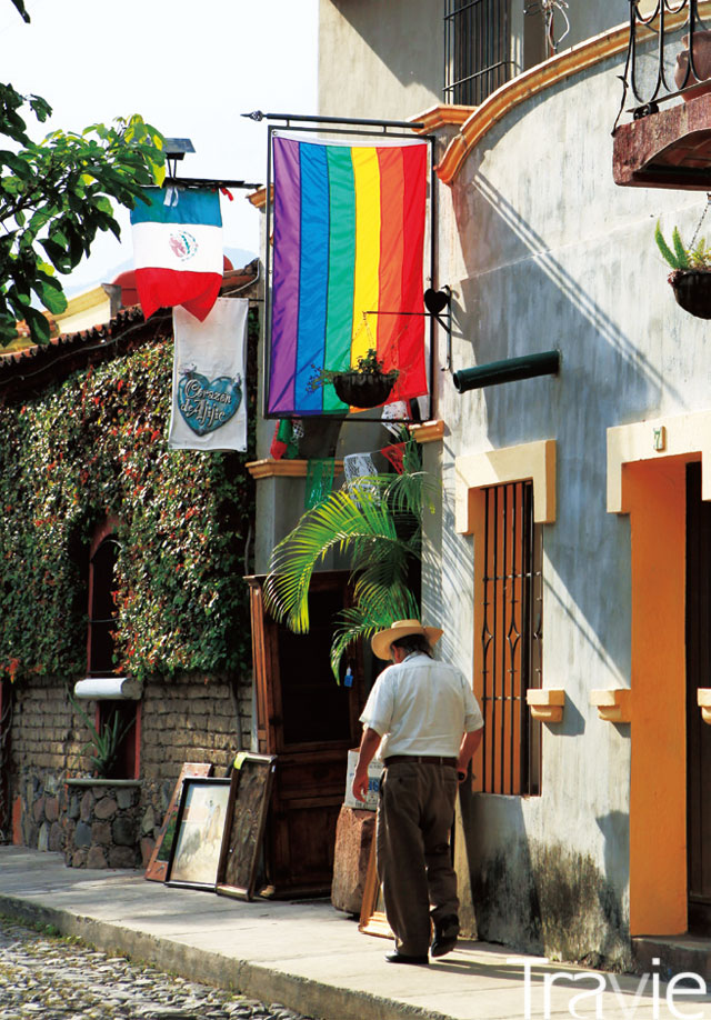 색색의 벽화로 치장한 거리에 카페와 상점들이 늘어서 있는 아히힉 마을은 최근 미국인들이 사랑하는 소도시로 떠올랐다.