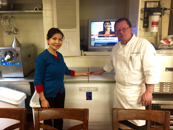 래리 호건 메릴랜드 주지사 부인 유미 호건(왼쪽) 여사가 관저에 있는 김치냉장고를 소개하고 있다. 호건 주지사 공보담당관실 제공
