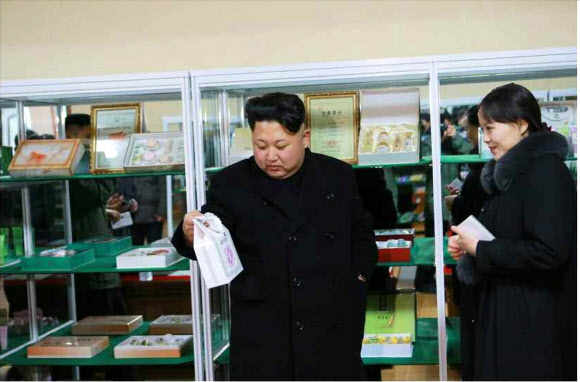 북한 김여정, 일하는 오빠 모습에 ’흐뭇한’ 미소?