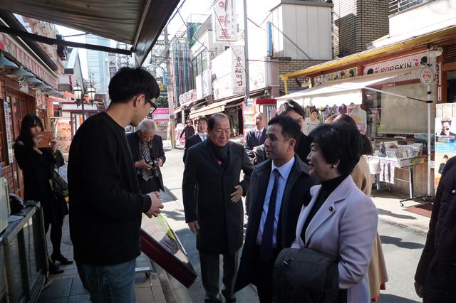 6일 오전 일본 공명당의 헤이트 스피치 대책 프로젝트팀 소속 도야마 기요히코(오른쪽 두 번째) 중의원이 도쿄의 코리아타운인 신오쿠보 지역의 한인 상가 직원에게 헤이트 스피치 피해 현황을 듣고 있다.