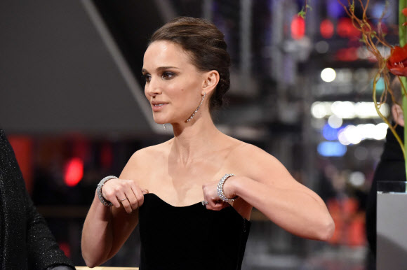 나탈리 포트만 “오늘따라 유독 흘러내리네”