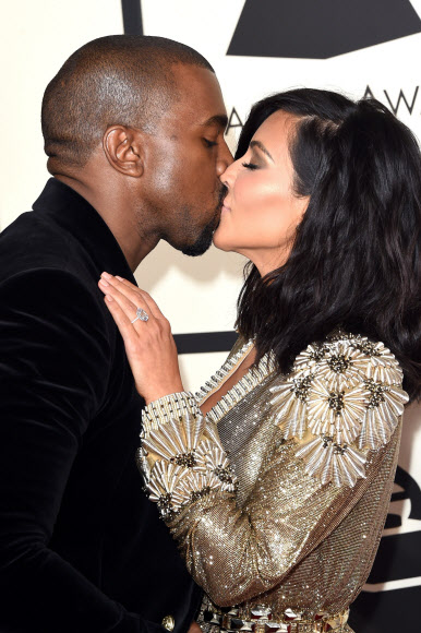 진한 키스 나누는 카니예 웨스트와 킴 카다시안