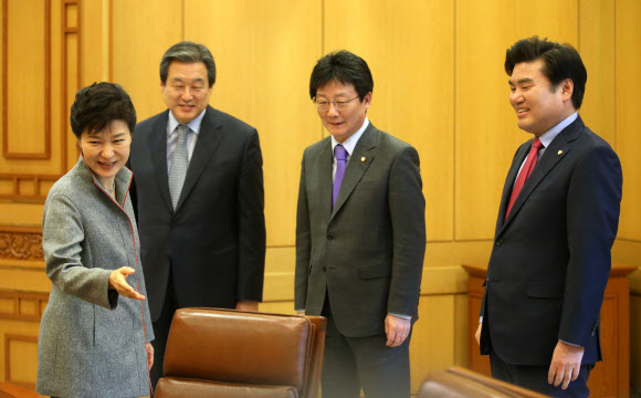 박근혜 대통령이 10일 오전 청와대를 방문한 새누리당 지도부와의 접견에서 인사한 뒤 착석을 권유하고 있다. 오른쪽부터 원유철 정책위의장, 유승민 원내대표, 김무성 대표. 연합뉴스