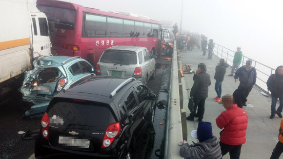 영종대교 60여중 추돌사고 발생