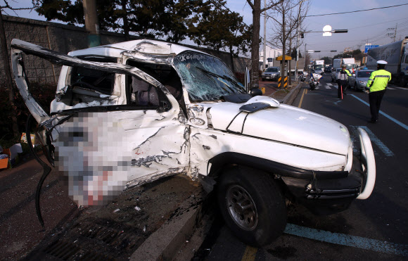 사고로 반파된 SUV차량