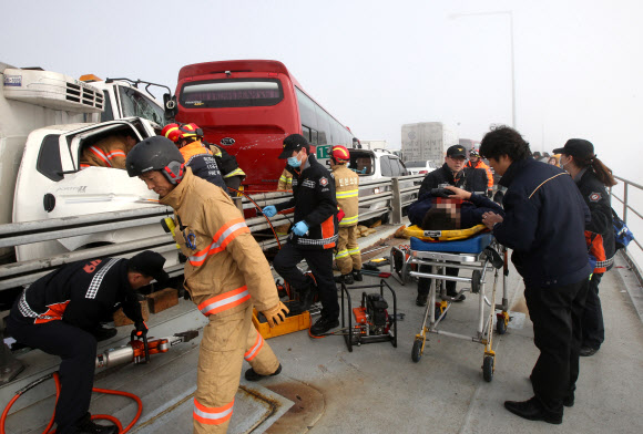 11일 오전 인천시 중구 영종대교 서울 방향 12-14 km 지점에서 버스, 승용차 등 다중 추돌사고가 발생, 119 구조대원들이 부상자를 구조하고 있다. 연합뉴스