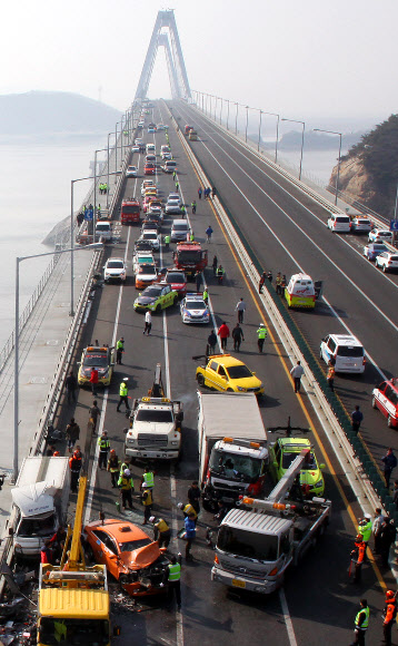 11일 다중 추돌사고가 발생한 인천시 중구 영종대교에서 경찰, 소방대원 등을 비롯한 관계자들이 사고현장을 정리하고 있다. 연합뉴스