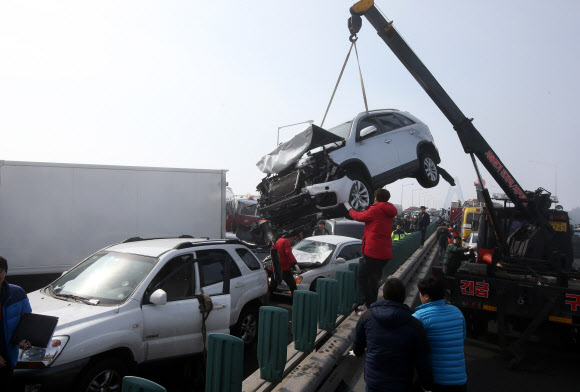 11일 오전 인천시 중구 영종대교 서울 방향 12-14 km 지점에서 버스, 승용차 등 다중 추돌사고가 발생, 차들이 엉켜 있다. 연합뉴스
