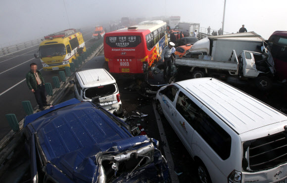 11일 오전 인천시 중구 영종대교 서울 방향 12-14 km 지점에서 버스, 승용차 등 다중 추돌사고가 발생, 차들이 엉켜 있다.  연합뉴스