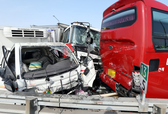 11일 오전 인천시 중구 영종대교에서 차량 연쇄 추돌 사고가 발생, 사고 차량이 처참히 부서져 있다. 연합뉴스