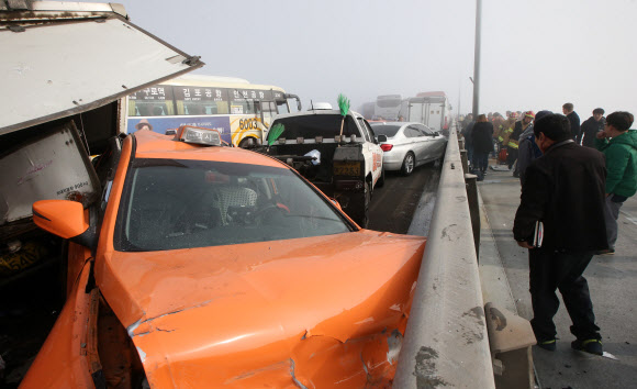 11일 오전 인천시 중구 영종대교 서울 방향 12-14 km 지점에서 승용차 등 60여중 추돌사고가 발생, 차들이 엉켜있다.  연합뉴스