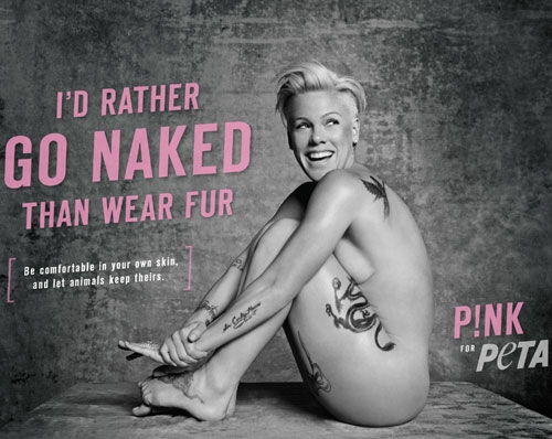 미국의 팝가수 핑크(36)가 동물보호단체인 페타(PETA)의 새 캠페인 화보가 공개됐다. 특히 사진 왼쪽에는 “모피 옷을 입느니 차라리 벗는게 낫겠다”(I’d rather go naked than wear fur)라는 메시지가 쓰여 있어 평소 동물 애호가인 핑크의 마음을 대변하는 듯 하다.<br>사진 = TOPIC / SPLASH NEWS(www.topicimages.com)