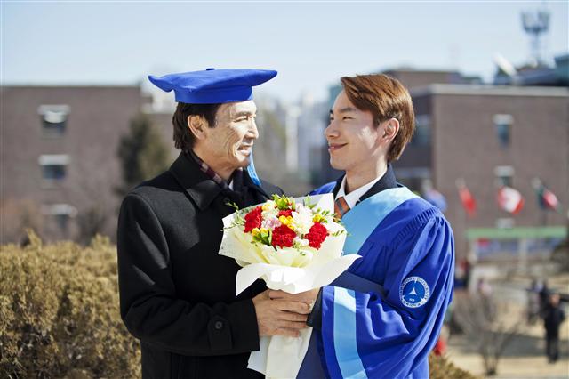 13일 서울 노원구 삼육대 캠퍼스에서 열린 졸업식에서 졸업생 이혁(오른쪽)씨와 아버지 이봉길씨가 마주보며 환하게 웃고 있다.  삼육대 제공